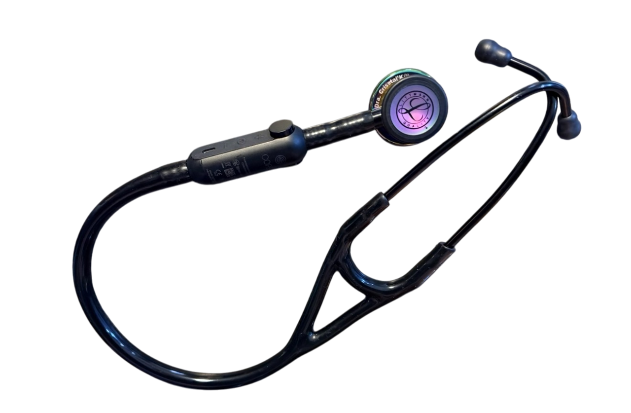 Dra. Crisstal Padilla, cardióloga en Tijuana realizando evaluación cardíaca